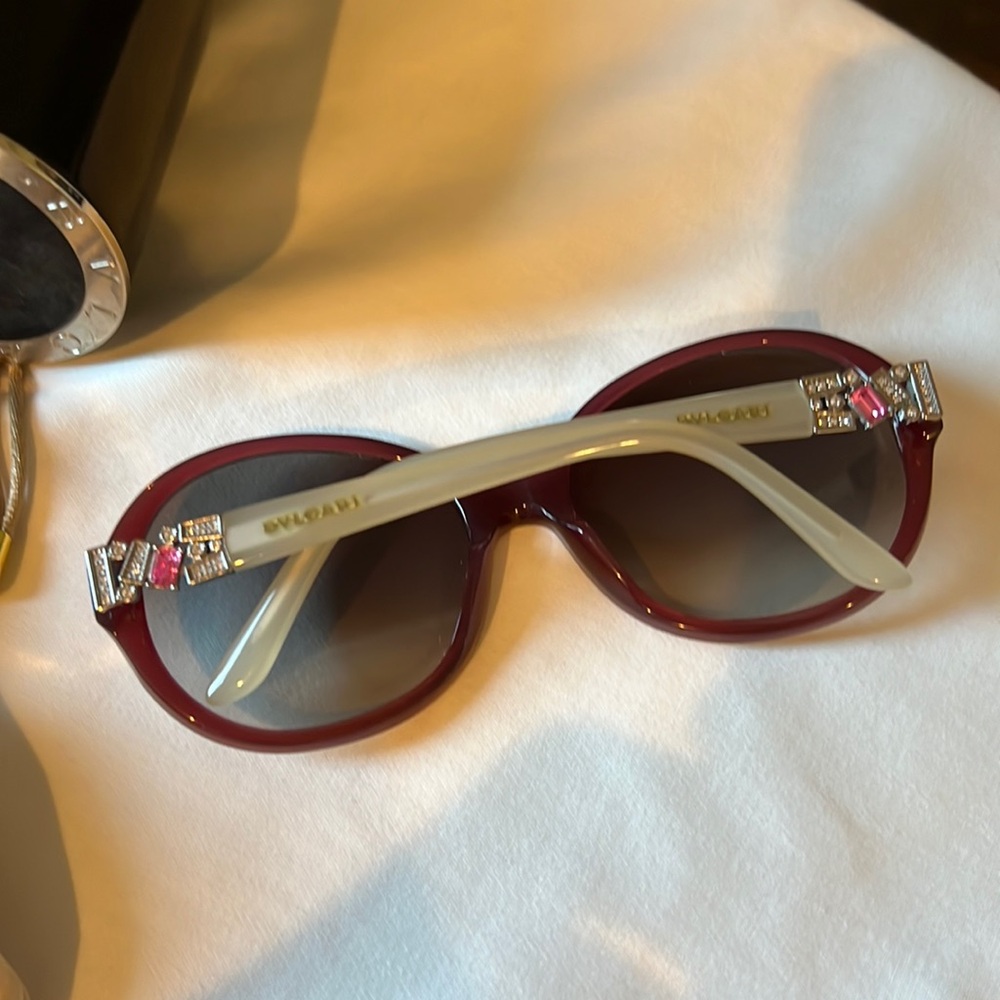 Bvlgari sunglasses in very good condition no scratches comes with pouch and box